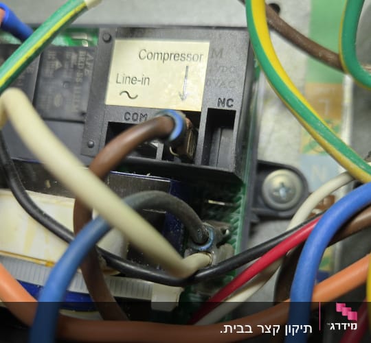 חוטי חשמל מחוברים לממסר קומפרסור